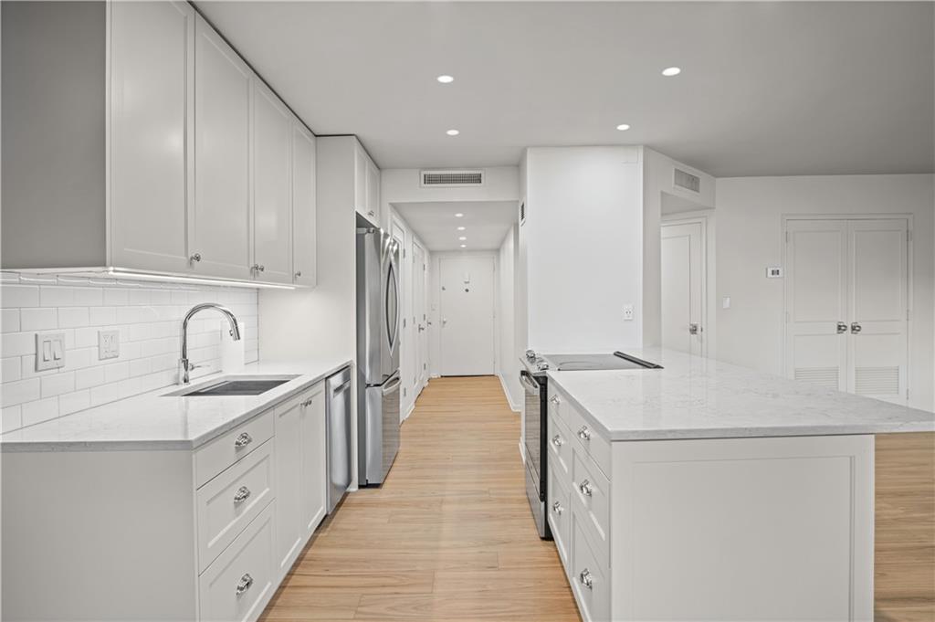 Photo 3 of 4550 Warwick Boulevard #408