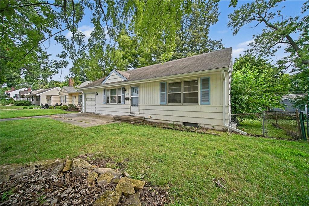 Photo 3 of 5733 Dearborn Street