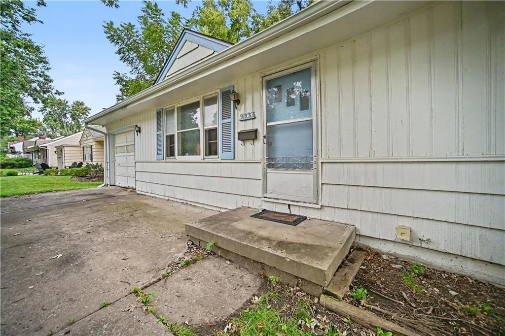 Photo 4 of 5733 Dearborn Street