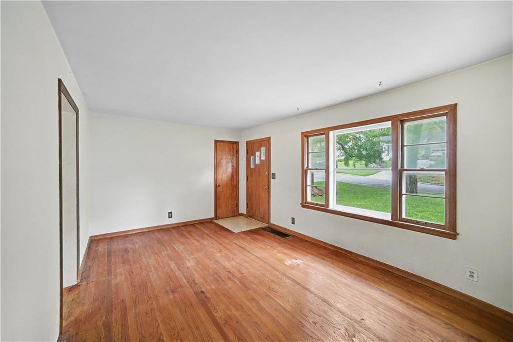 Photo 5 of 5733 Dearborn Street