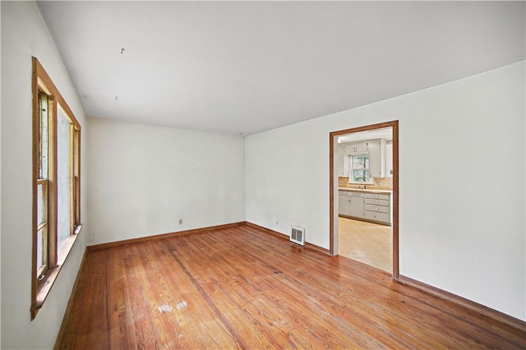 Photo 6 of 5733 Dearborn Street