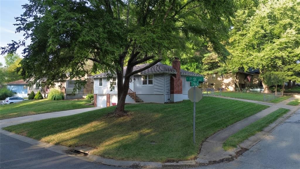 Photo 3 of 2909 SE 1ST Street