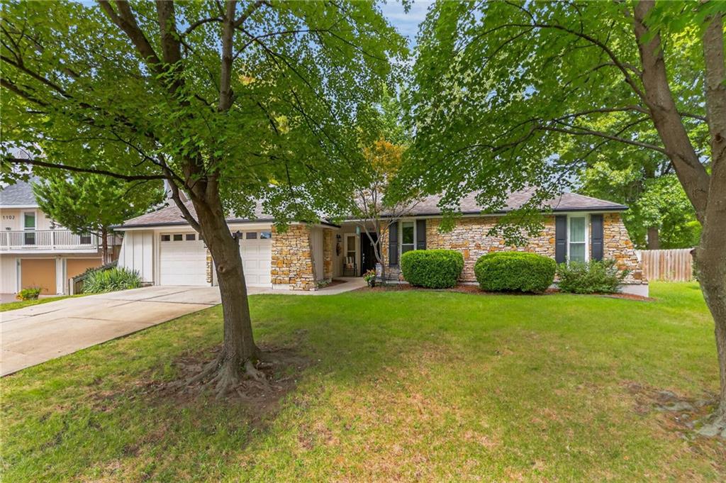Photo 2 of 1104 NE Oak Tree Drive