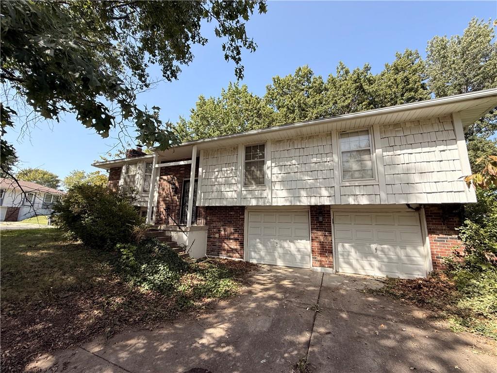 Photo of 417 SW Redwood Drive in Blue Springs, MO