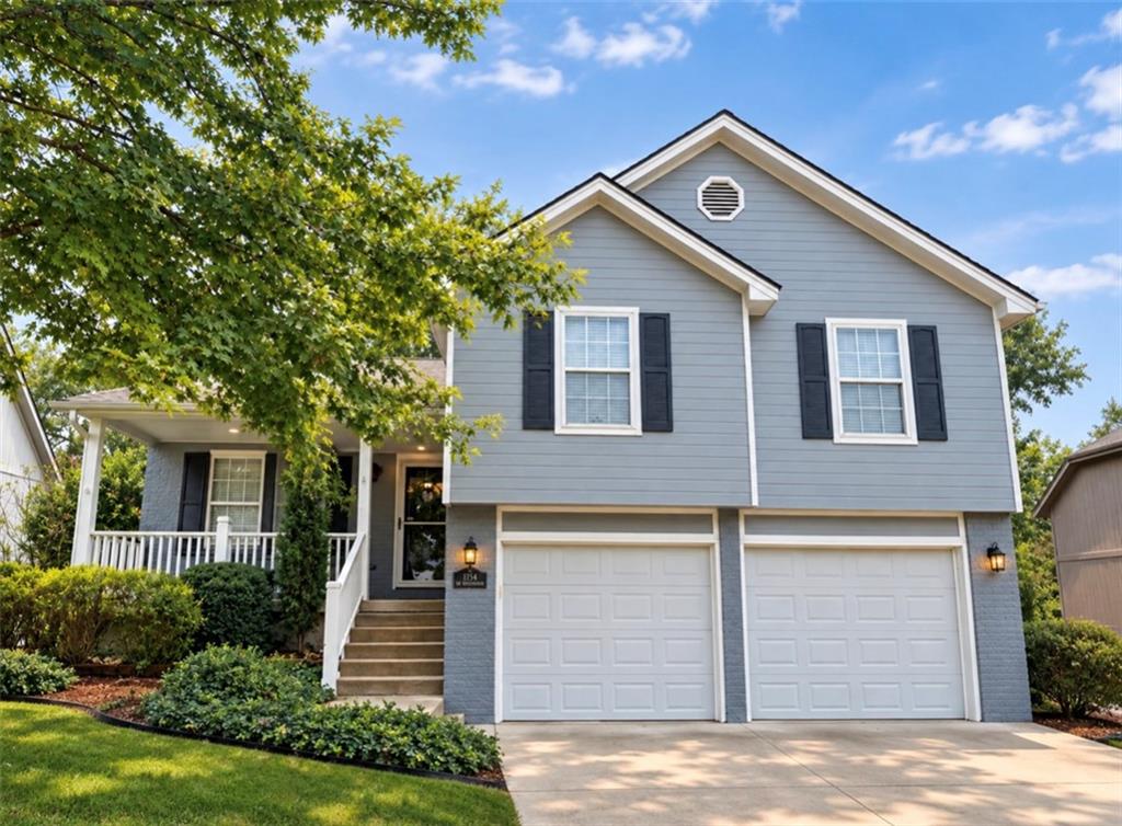 Photo of 1154 SW SANTA FE Drive in Lee's Summit, MO