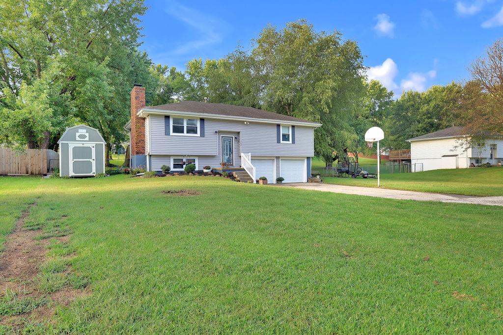 Photo 2 of 302 W Swenson Drive