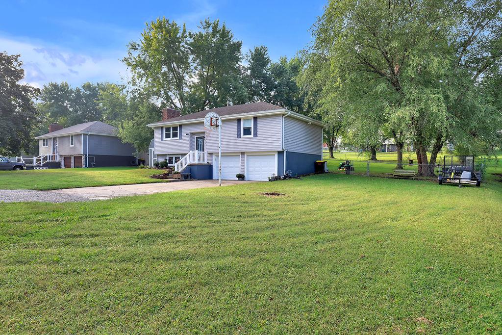 Photo 3 of 302 W Swenson Drive