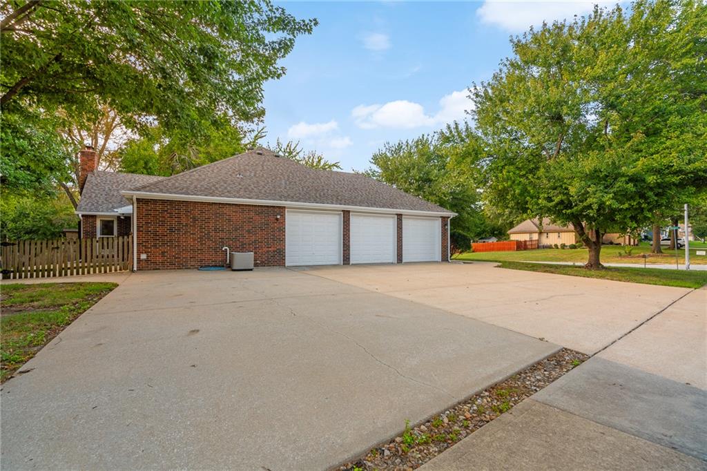 Photo 4 of 14744 S Village Drive