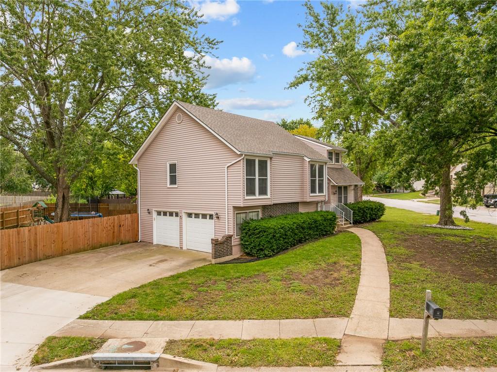 Photo 3 of 3712 SW Christiansen Drive