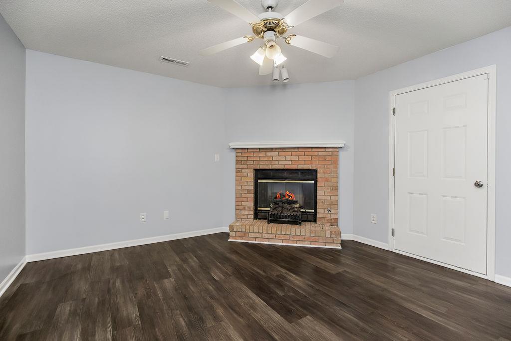 Photo 3 of 304 E Hansen Court