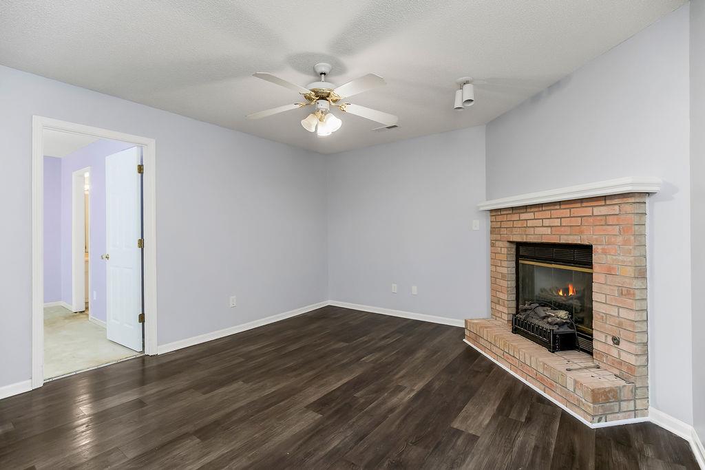 Photo 4 of 304 E Hansen Court