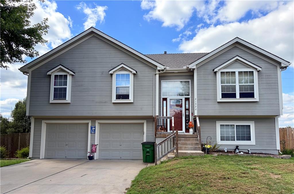 Photo of 21322 Pin Oak Lane in Peculiar, MO