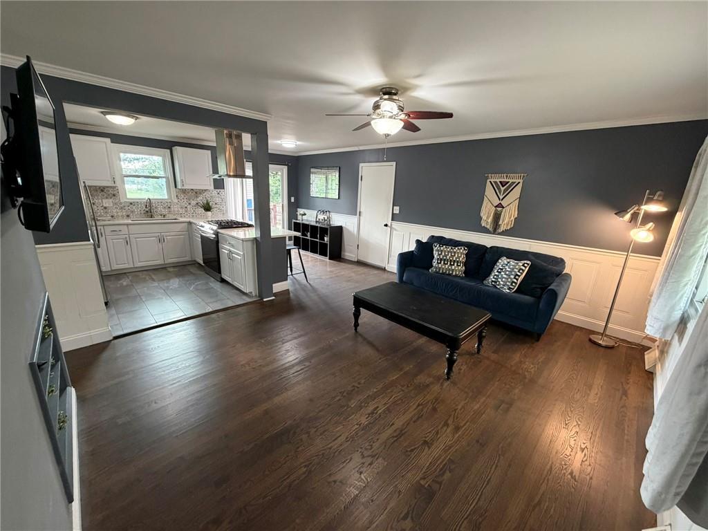 Photo 2 of 919 S Sunset Drive S
