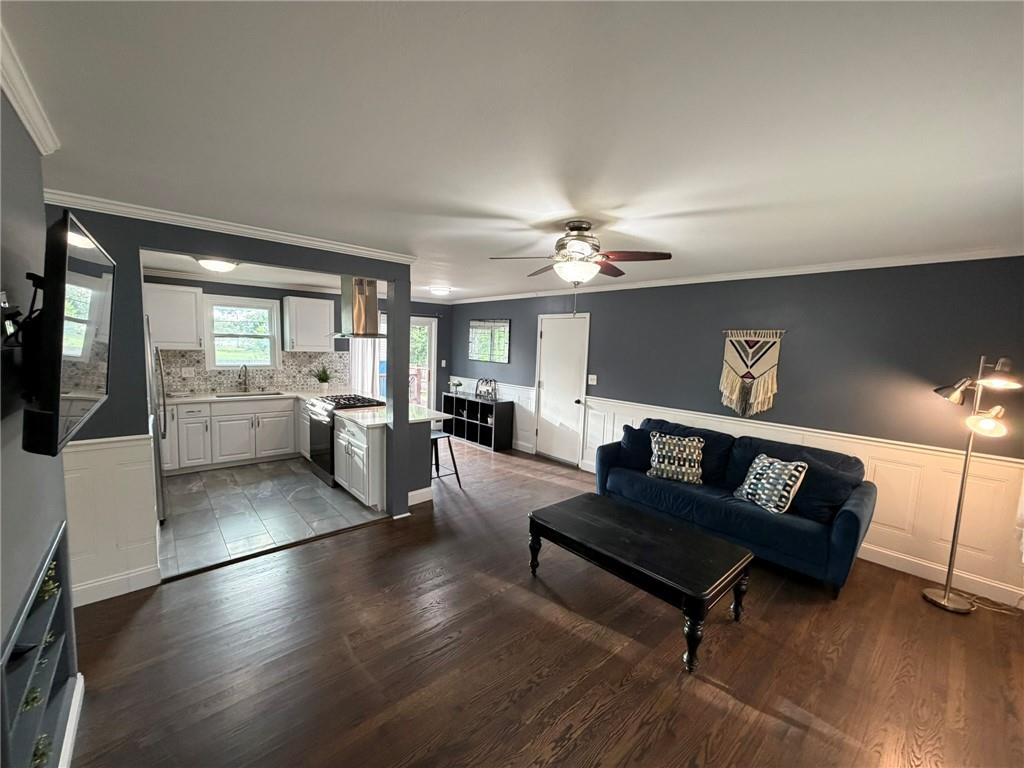 Photo 3 of 919 S Sunset Drive S