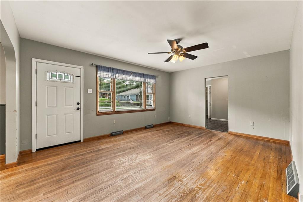 Photo 4 of 512 E Woods Street