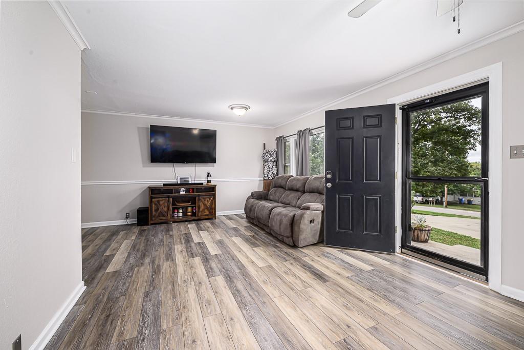 Photo 5 of 702 E 8th Street