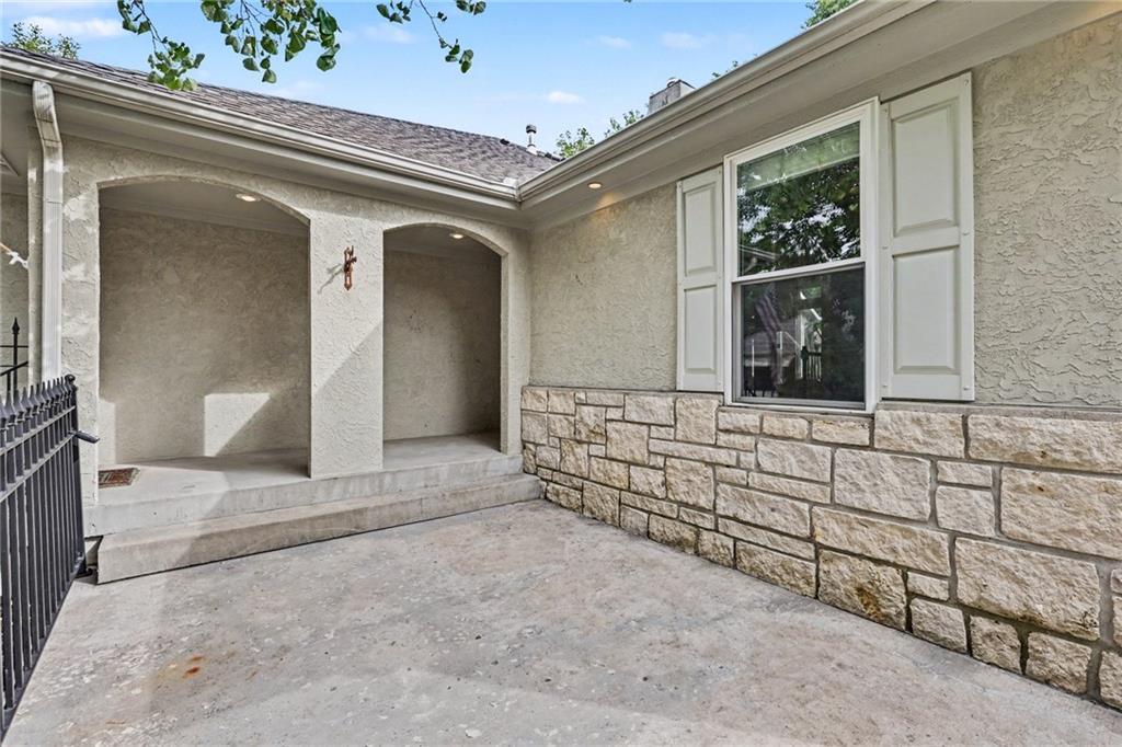 Photo 3 of 4008 SW HOMESTEAD Drive