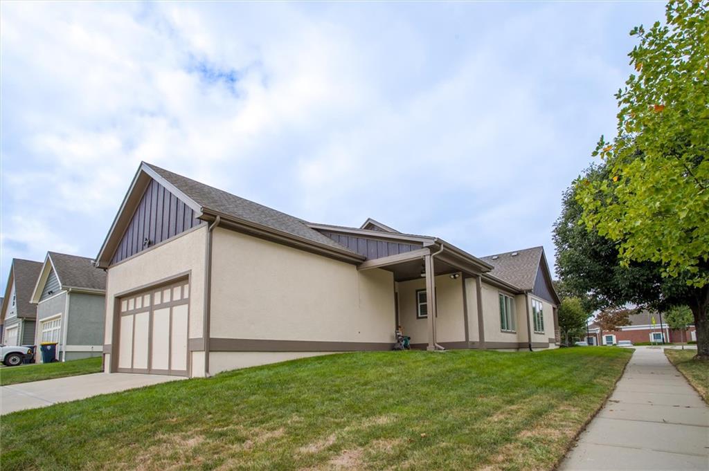 Photo 4 of 8117 N Farley Avenue
